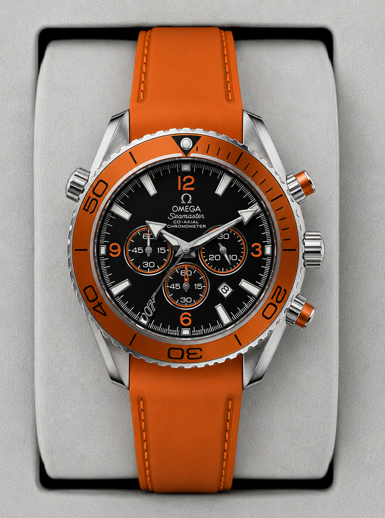 Relógio Omega com mostrador preto, pulseira de couro laranja e caixa de aço