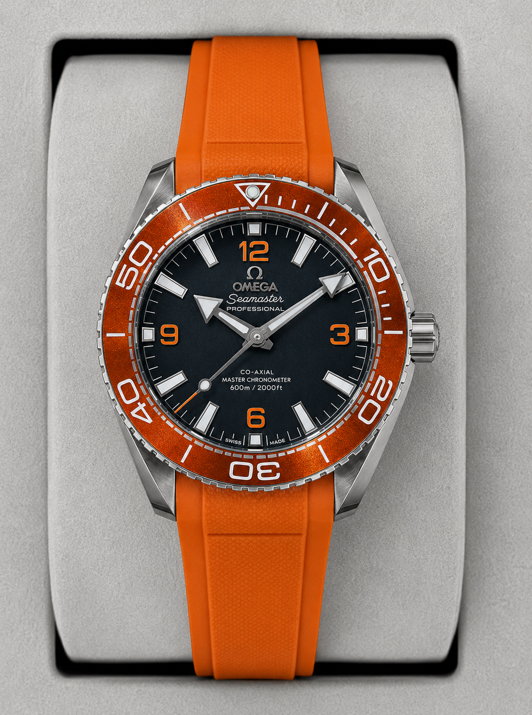 Relógio Omega Seamaster Planet Ocean automático com pulseira laranja e mostrador preto
