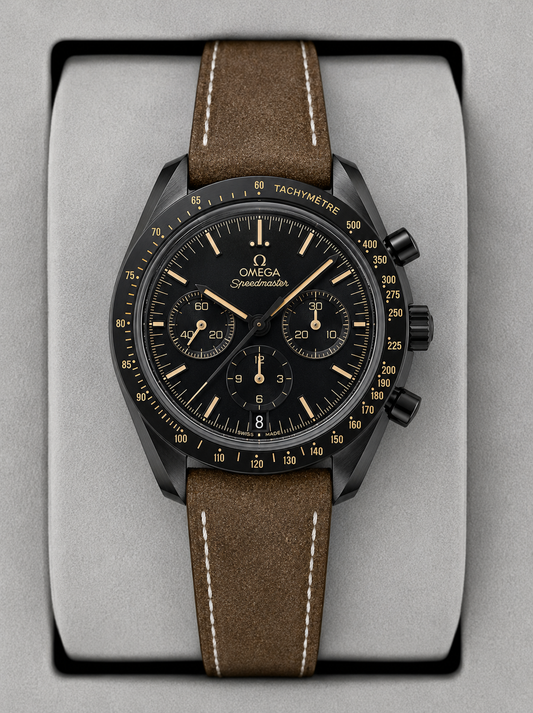 Relógio Omega Speedmaster com mostrador preto e pulseira marrom de couro