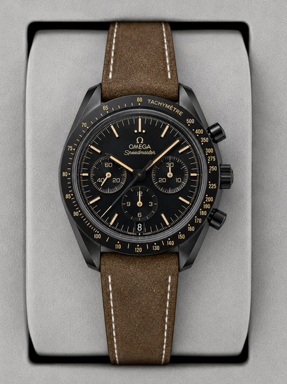 Relógio Omega Speedmaster com mostrador preto e pulseira marrom de couro