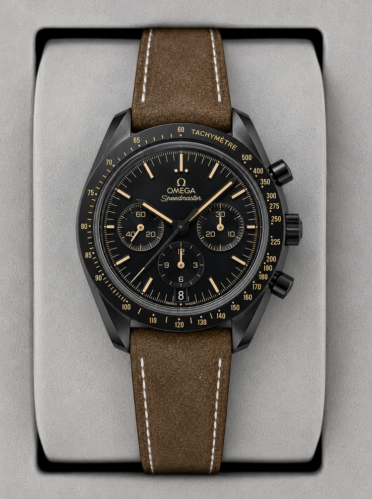 Relógio Omega Speedmaster com mostrador preto e pulseira marrom de couro