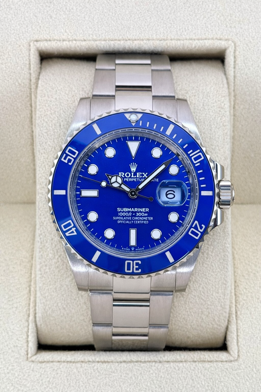 Relógio Rolex Submariner com mostrador azul e pulseira de aço, visor frontal