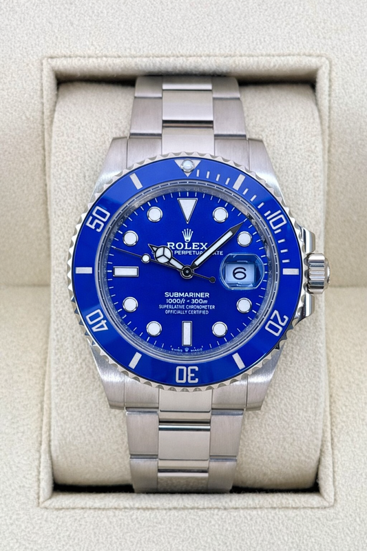 Relógio Rolex Submariner com mostrador azul e pulseira de aço, visor frontal