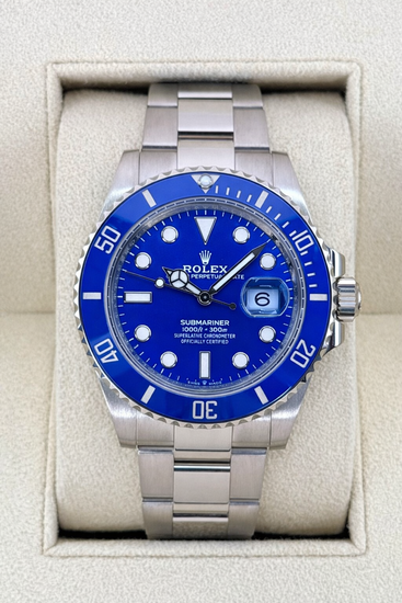 Relógio Rolex Submariner com mostrador azul e pulseira de aço, visor frontal
