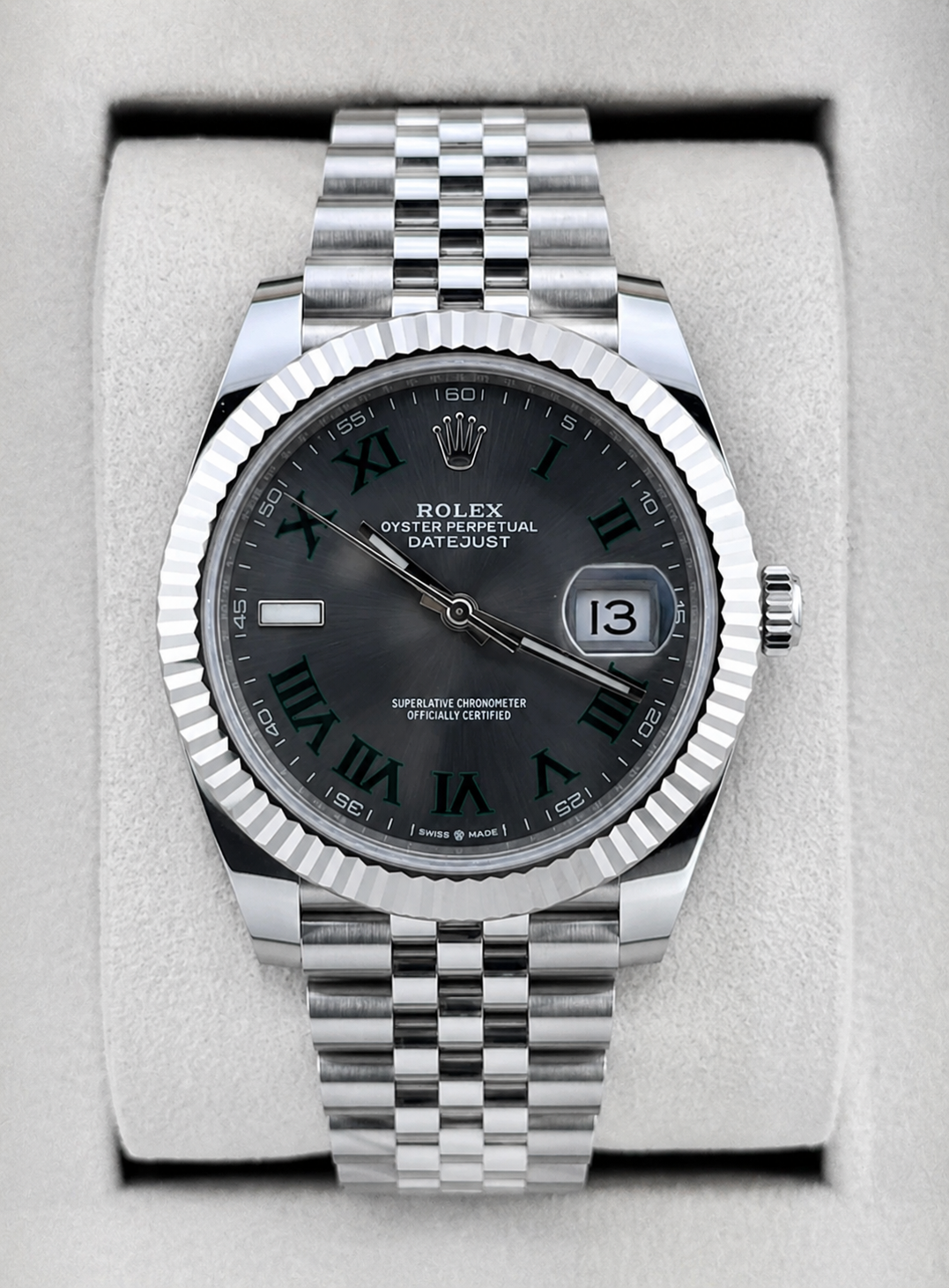 Relógio Rolex Datejust 41mm com mostrador escuro e pulseira de aço com bezel canelado