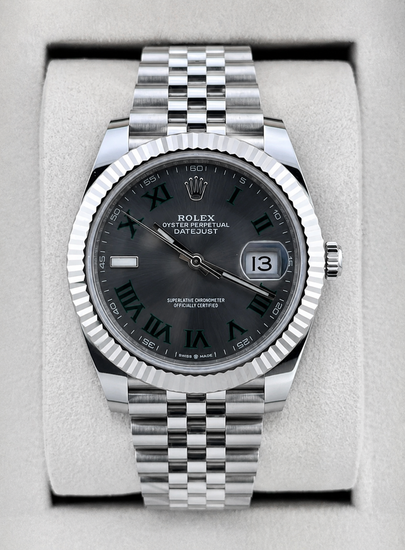 Relógio Rolex Datejust 41mm com mostrador escuro e pulseira de aço com bezel canelado