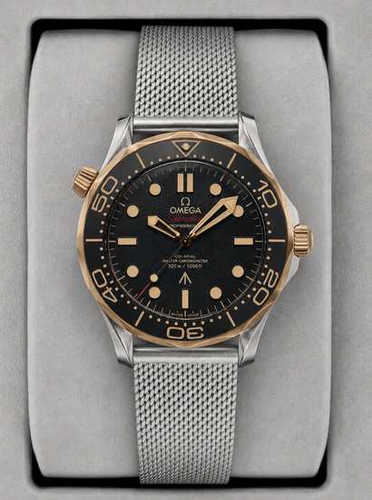 Relógio automático Seamaster Diver 300 com mostrador preto e pulseira de aço