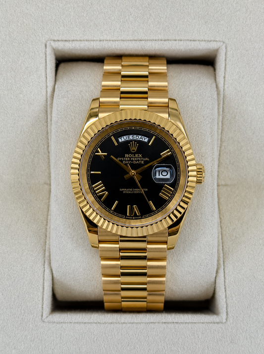 Relógio dourado com mostrador preto e pulseira de metal