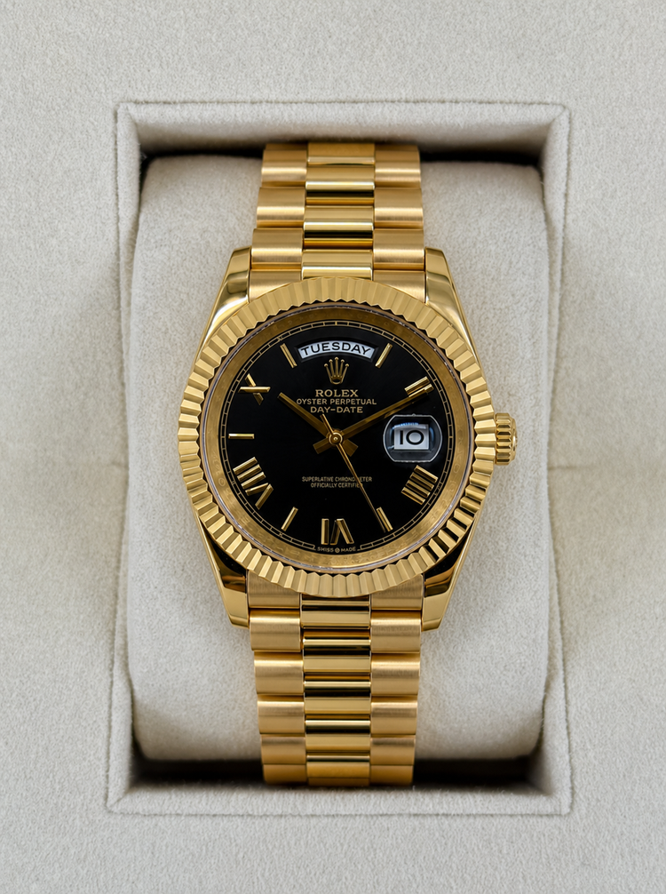 Relógio dourado com mostrador preto e pulseira de metal