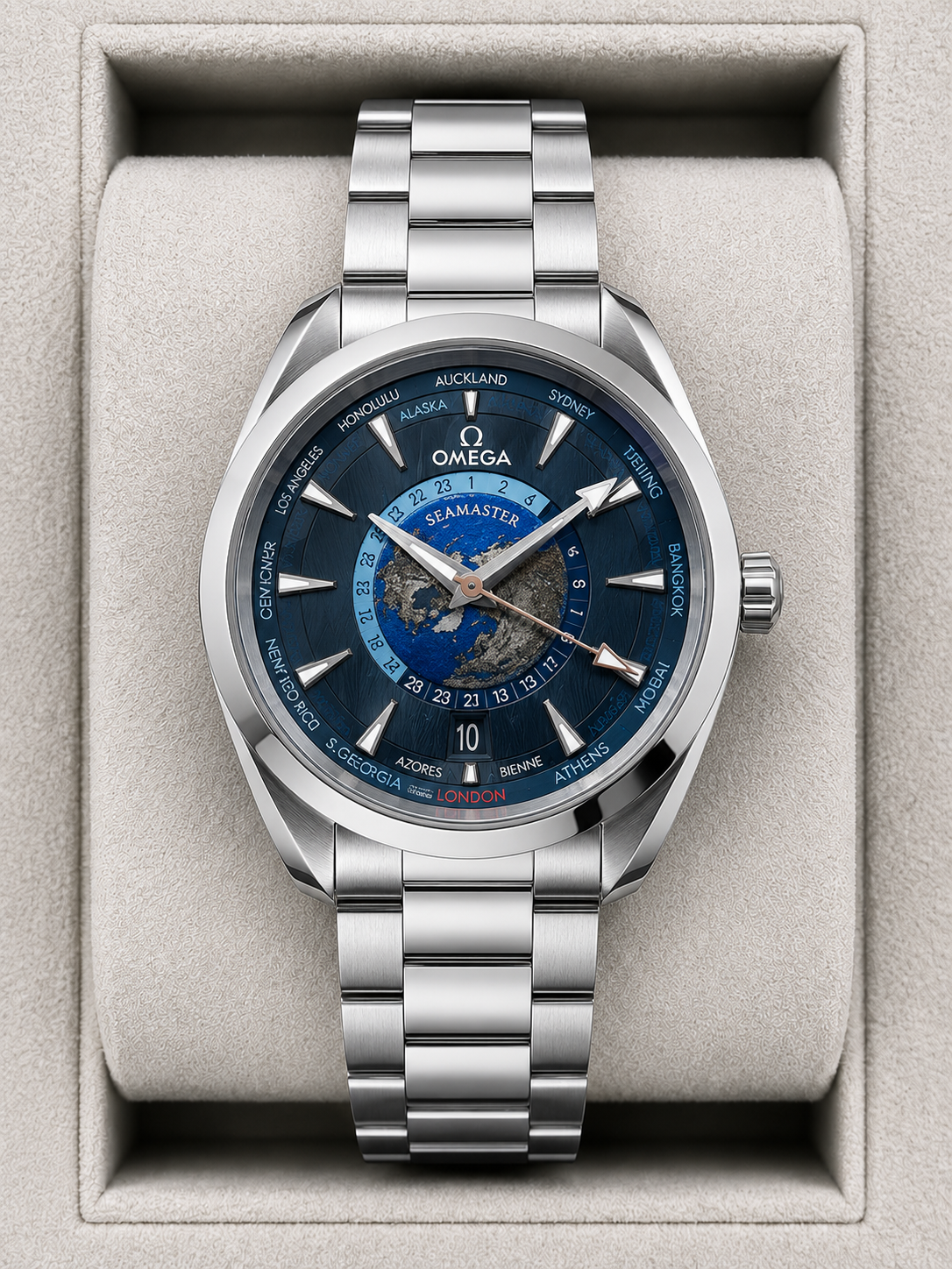 Relógio Omega Seamaster com pulseira de aço e mostrador azul no estojo