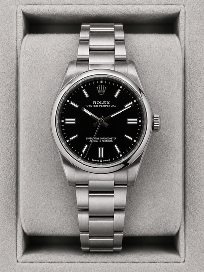 Relógio automático Rolex Oyster Perpetual preto, mostrador com índices e pulseira de aço