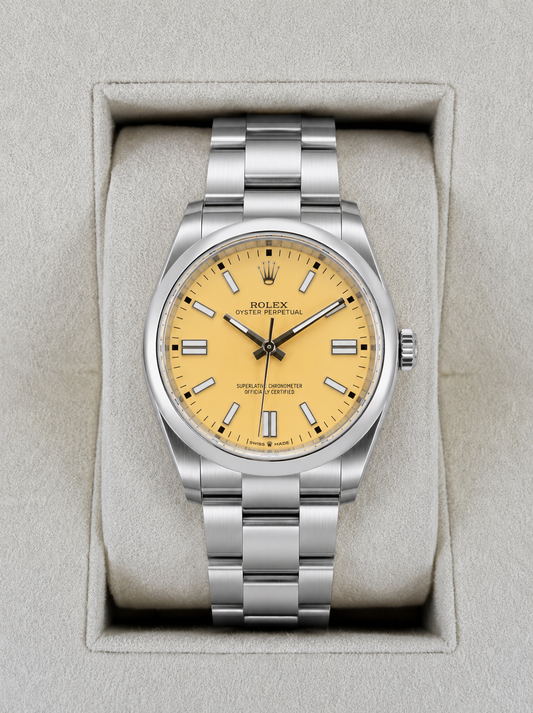 Relógio Rolex com pulseira de aço e mostrador amarelo, na caixa