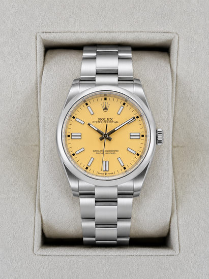 Relógio Rolex com pulseira de aço e mostrador amarelo, na caixa