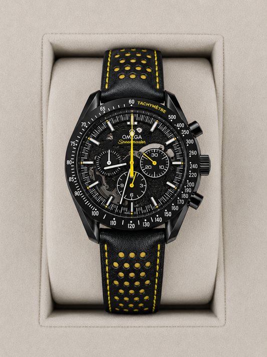 Relógio Omega com mostrador preto e pulseira de couro preta com furos amarelos