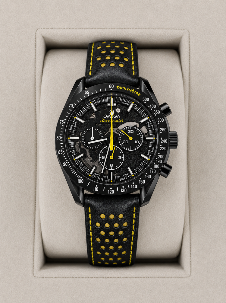 Relógio Omega com mostrador preto e pulseira de couro preta com furos amarelos