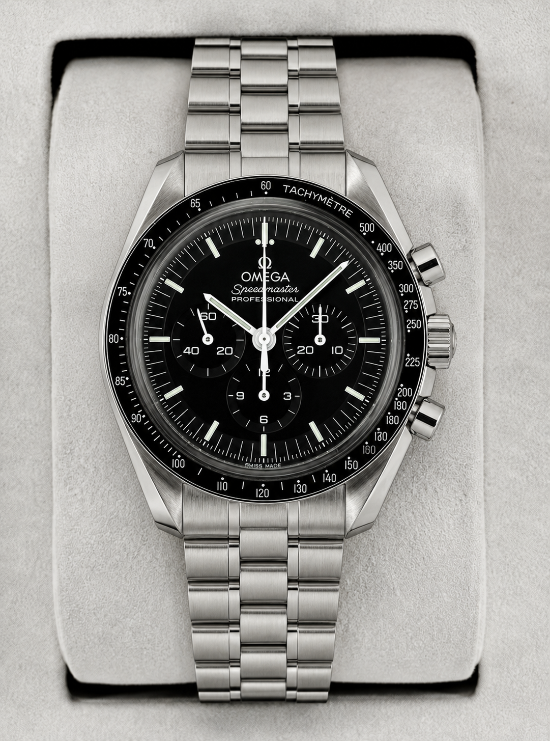Relógio Omega Speedmaster com mostrador preto, cronógrafo e pulseira de aço