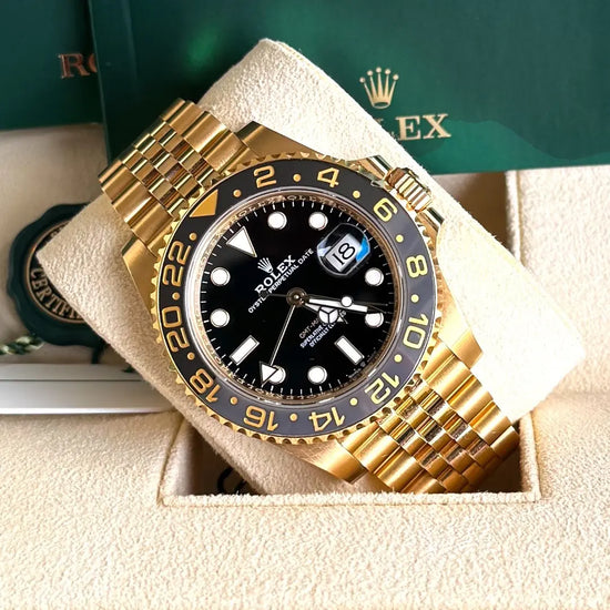 Relógio Rolex GMT Master II em ouro, mostrador preto e pulseira dourada com aro azul
