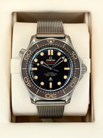 Relógio Omega com mostrador azul-escuro e pulseira metálica, na caixa