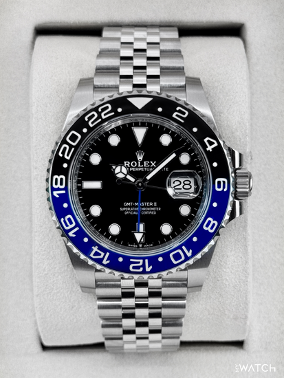 Relógio automático Rolex com mostrador preto e moldura azul no bracelete de aço