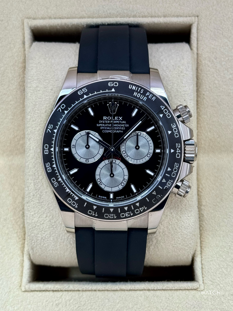 Relógio Daytona prateado com mostrador preto e pulseira de silicone azul-marinho