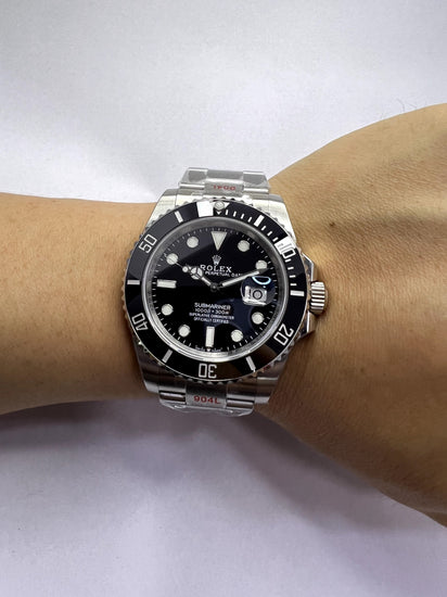 Relógio Rolex Submariner Date automático com mostrador preto e pulseira de aço no braço