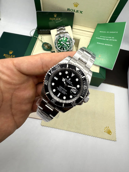 Relógio Rolex Submariner com mostrador preto e pulseira de aço, em exibição com caixa