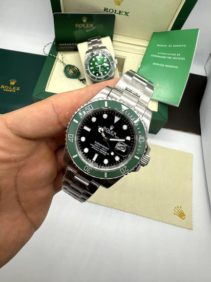 Relógio Rolex Submariner com caixa de aço, mostrador preto e bisel verde