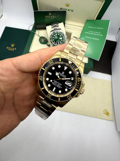Relógio Submariner Date em ouro automático com mostrador preto e coroa de ajuste