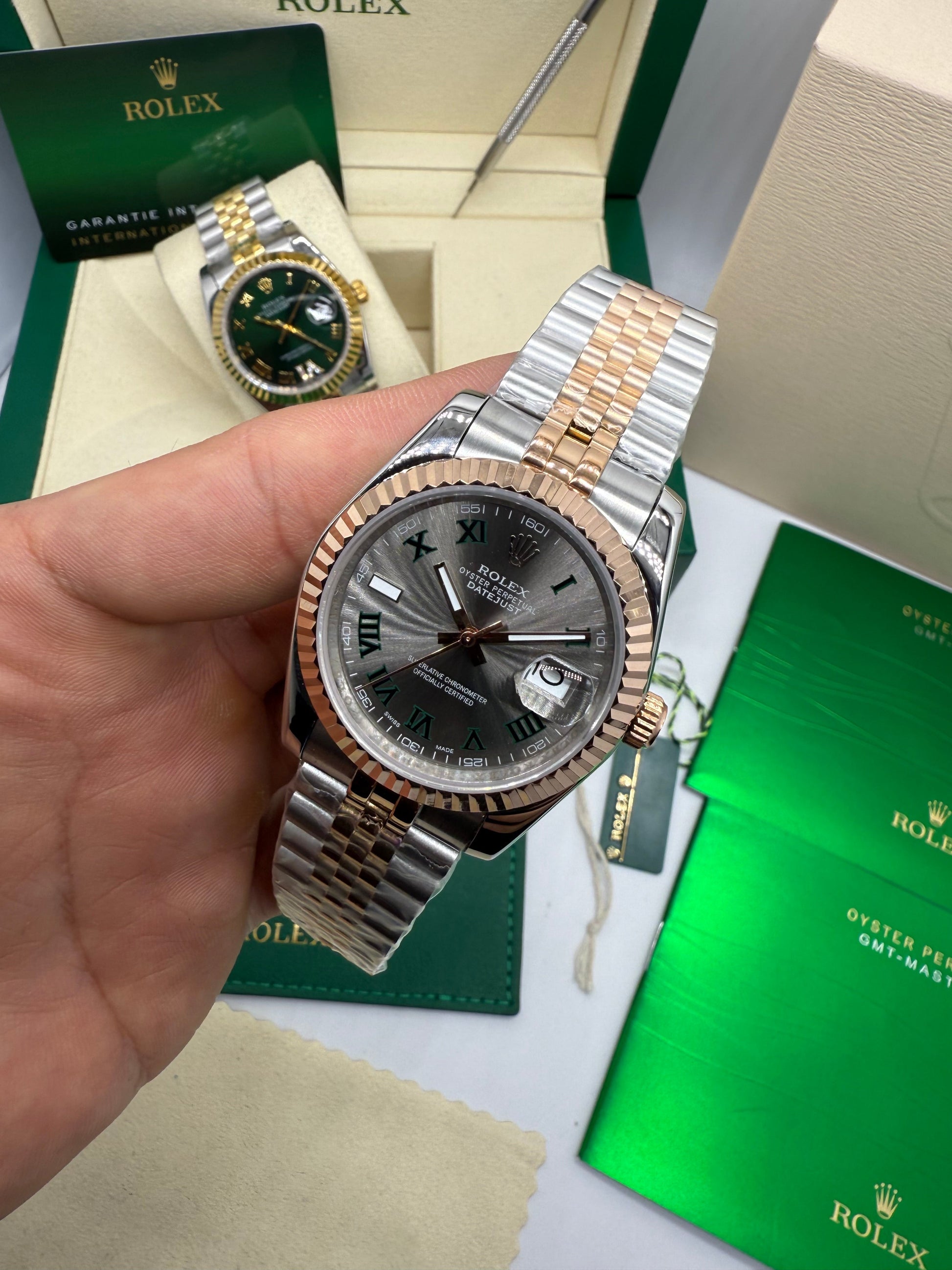 Relógio Rolex Datejust 41mm bicolor aço e ouro, mostrador cinza/azulado com marcadores romanos