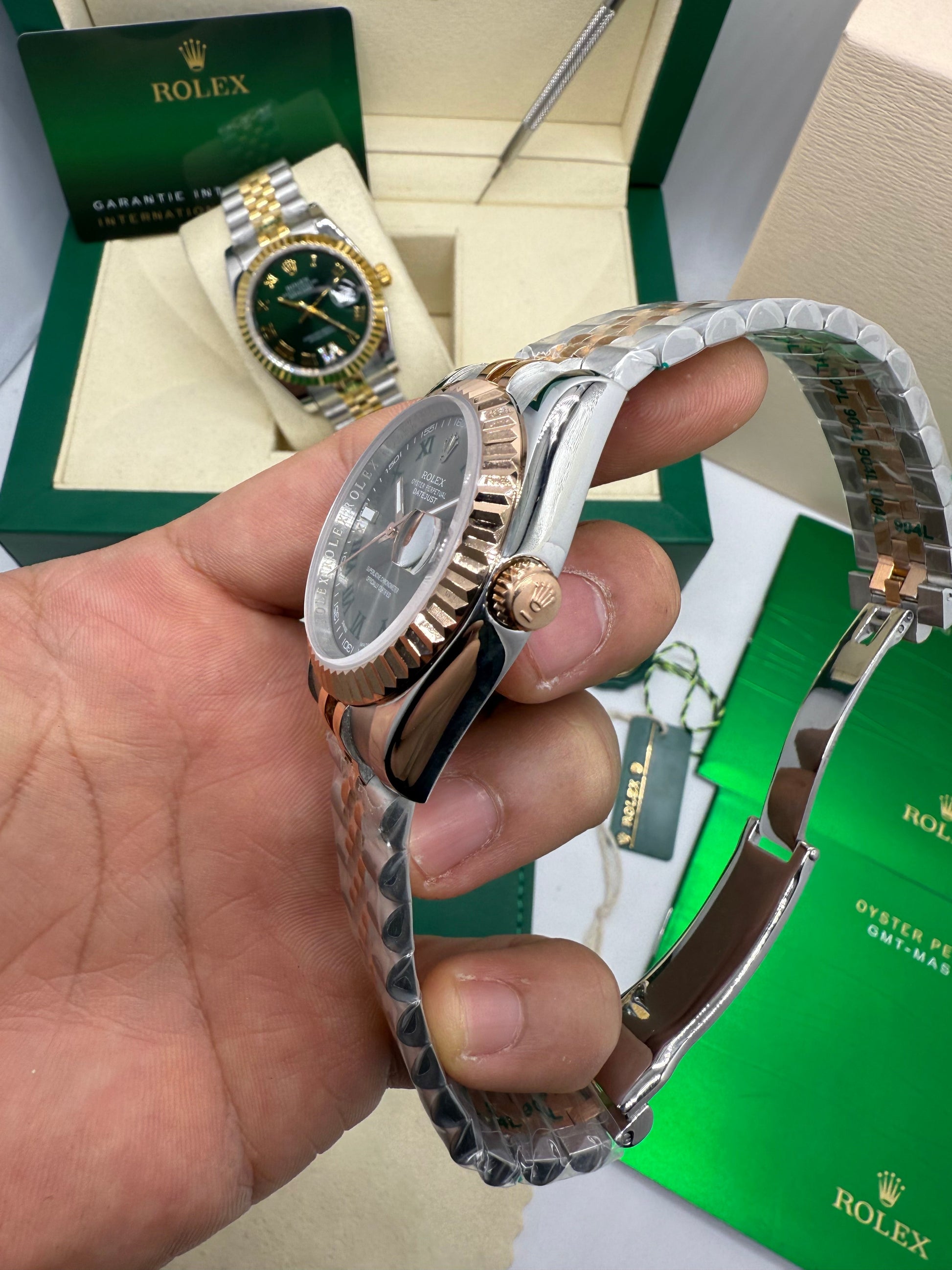 Relógio Rolex Datejust bicolor aço e ouro, vista lateral com coroa e fecho