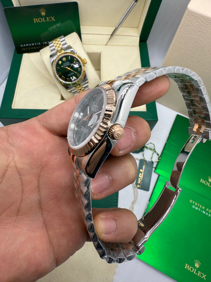 Relógio Rolex Datejust bicolor aço e ouro, vista lateral com coroa e fecho