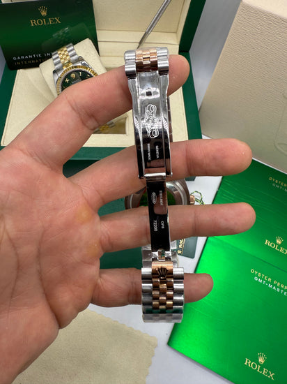 Relógio Rolex Datejust bicolor aço e ouro, vista traseira da caixa e elos da pulseira
