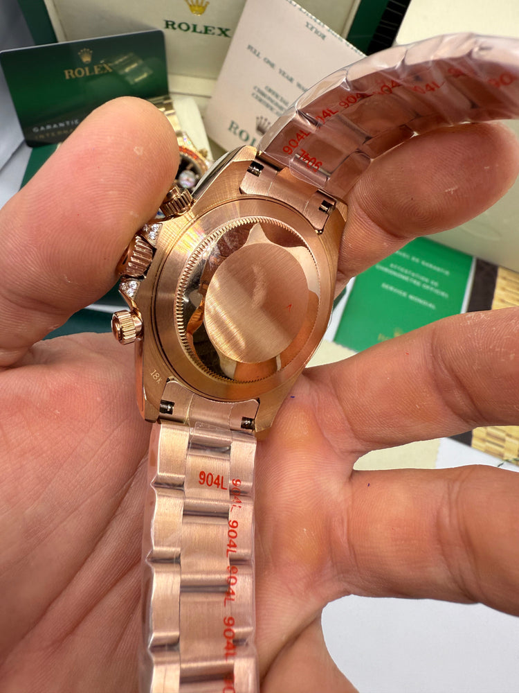 Relógio Daytona com fundo da caixa e marcações, pulseira metálica e elos