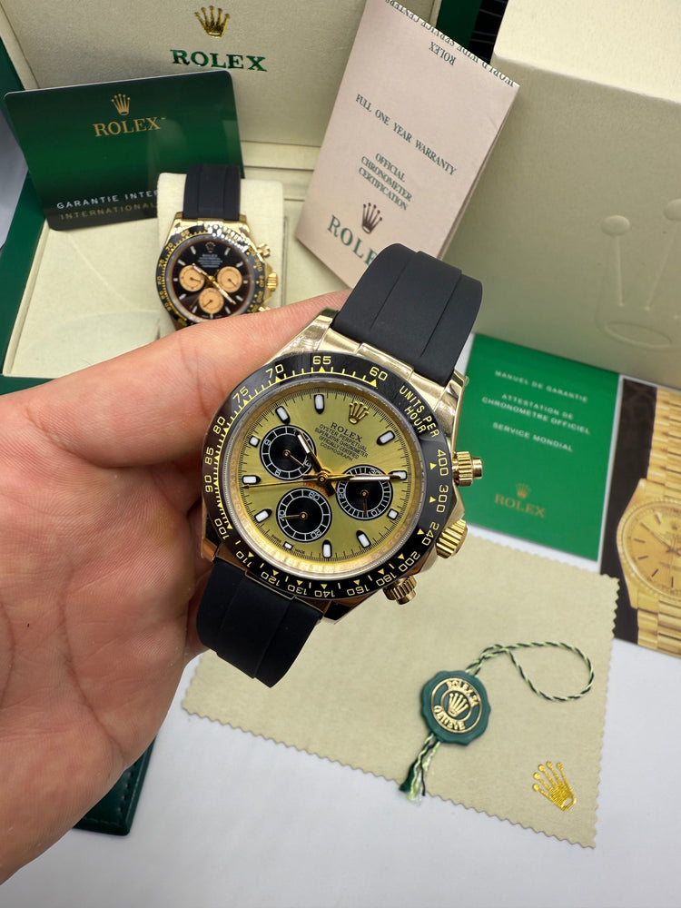 Relógio Daytona automático com mostrador amarelo e pulseira azul escura com três contadores