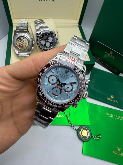 Relógio Daytona com mostrador azul gelo, botões laterais e pulseira de aço