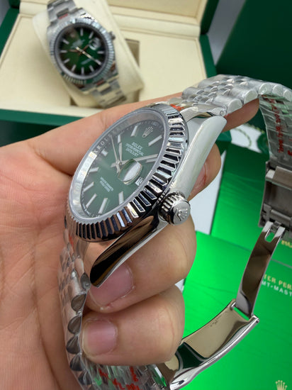 Relógio Rolex Datejust com fundo traseiro em aço e mostrador verde, pulseira Jubilee