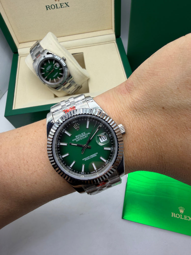 Relógio Rolex Datejust em aço com mostrador verde, coroa e pulseira Jubilee