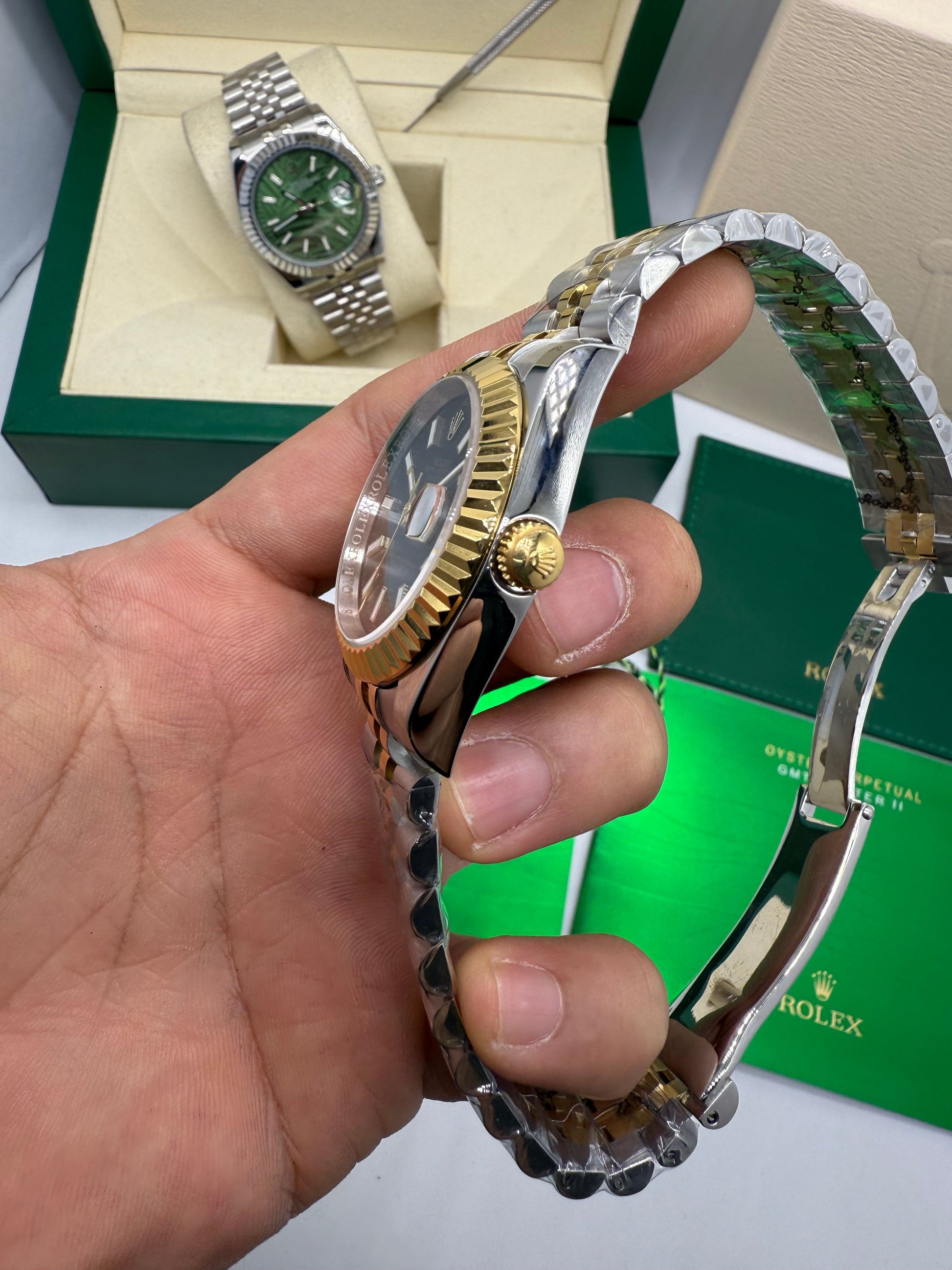 Relógio Rolex Datejust bicolor: lateral com coroa e elos da pulseira Jubilee