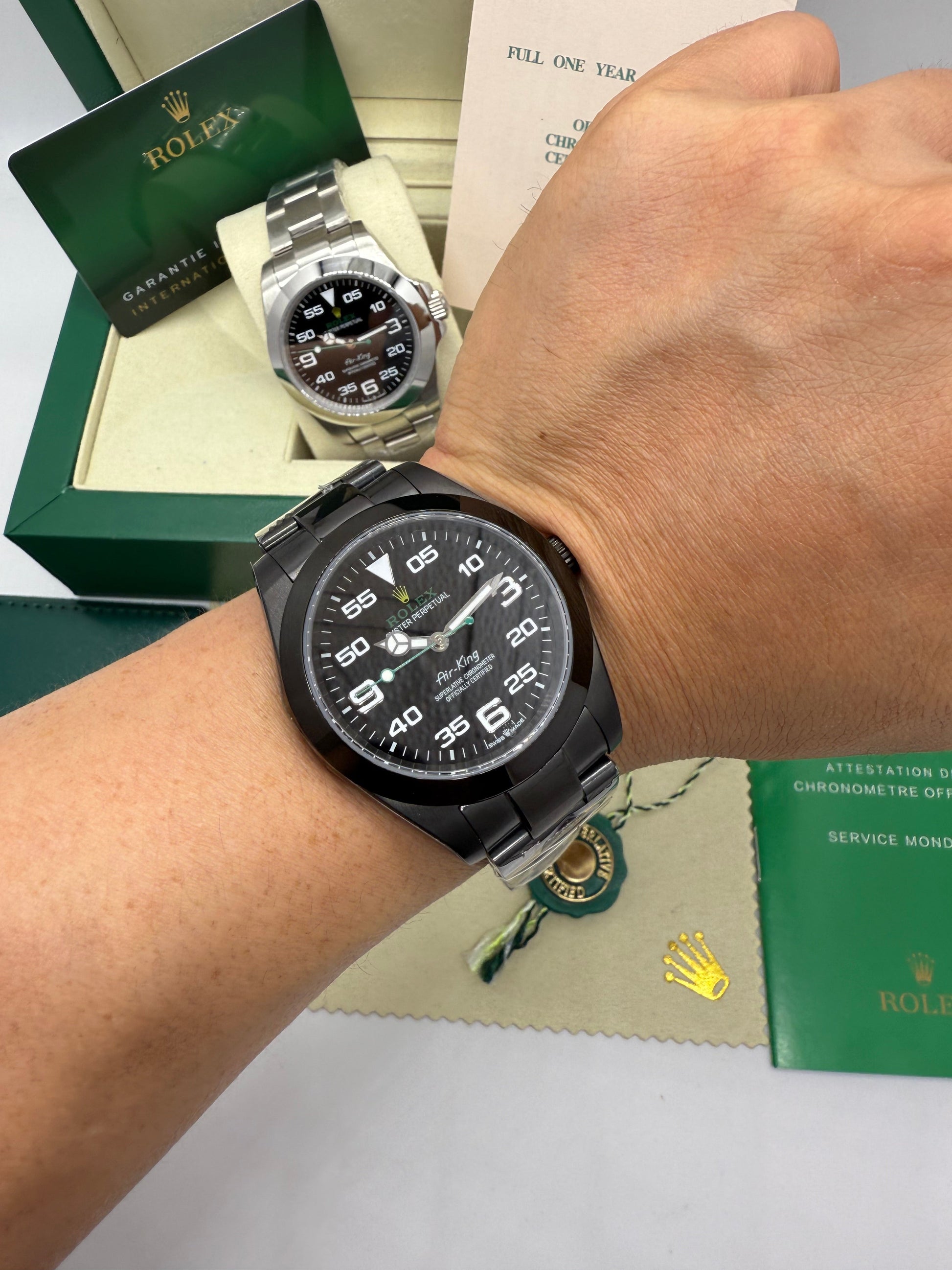 Relógio Rolex Air-King preto na mão, mostrador preto com marcadores luminosos