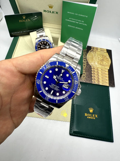 Relógio Rolex Submariner com mostrador azul, pulseira de aço, usado no pulso
