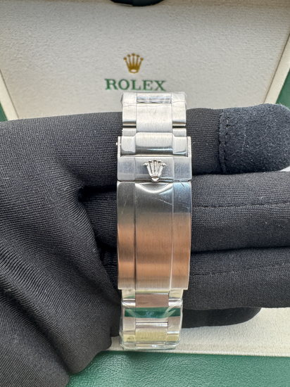 Relógio Rolex Submariner pulseira de aço e fecho, vista frontal do fecho