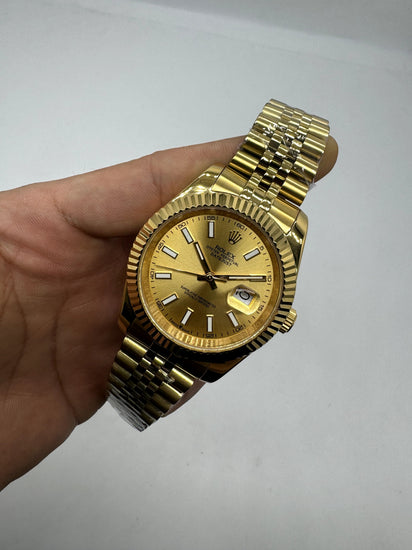 Relógio Rolex Datejust dourado com mostrador amarelo e pulseira metálica, detalhe na lateral