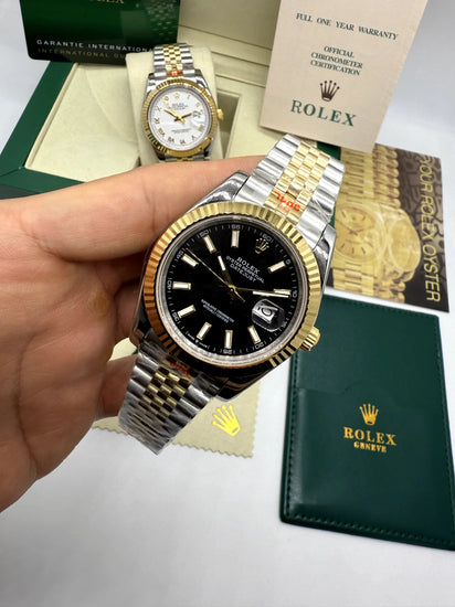 Relógio Rolex Datejust em aço e ouro com mostrador preto no pulso