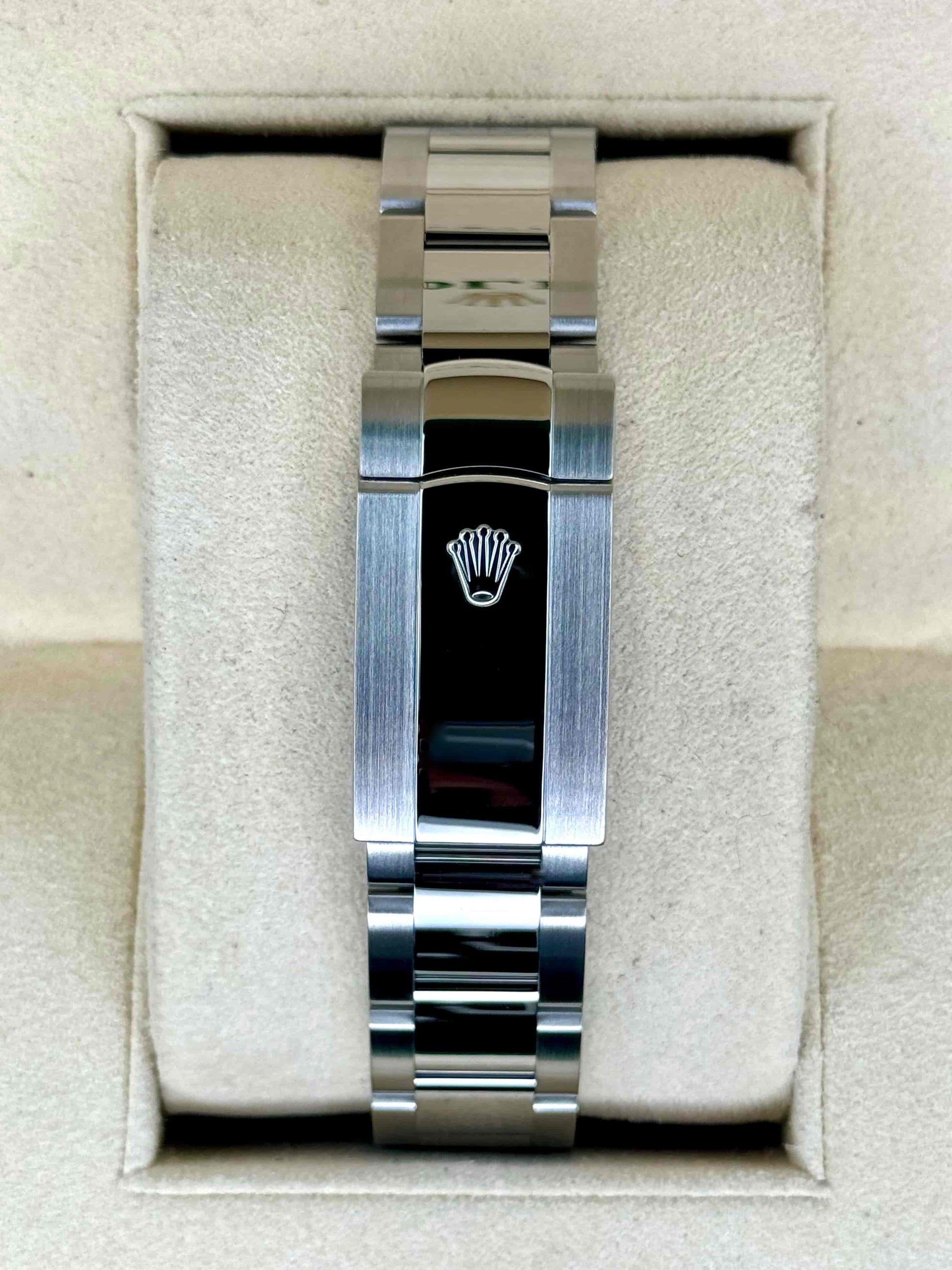 Pulseira de aço do relógio Rolex com fecho, exibida em estojo