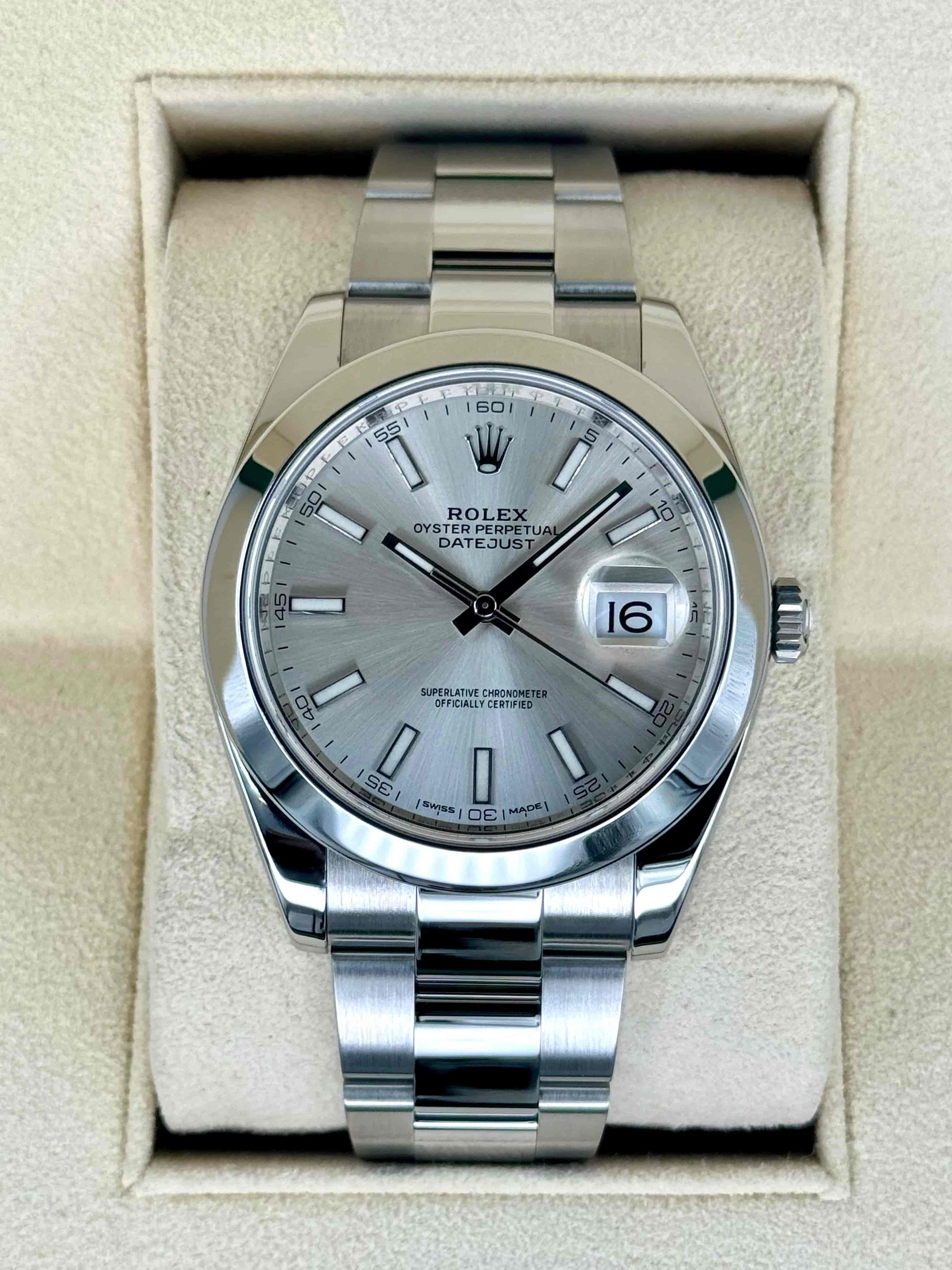 Relógio Rolex Datejust com mostrador prateado e pulseira de aço