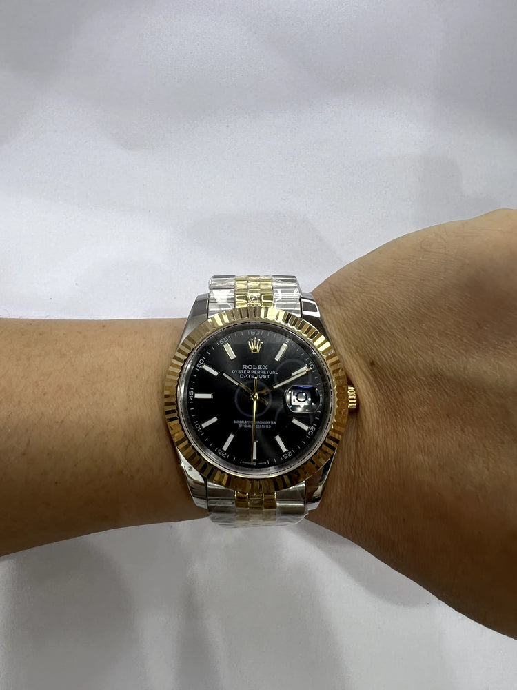 Relógio Rolex Datejust automático em aço e ouro com mostrador preto no pulso
