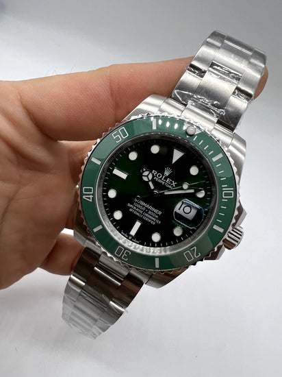 Relógio Rolex Submariner automático com mostrador preto, bisel verde e pulseira de aço