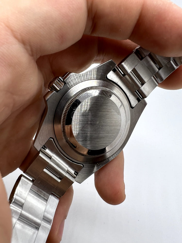 Relógio Rolex Submariner com caixa de aço e tampa lateral escovada