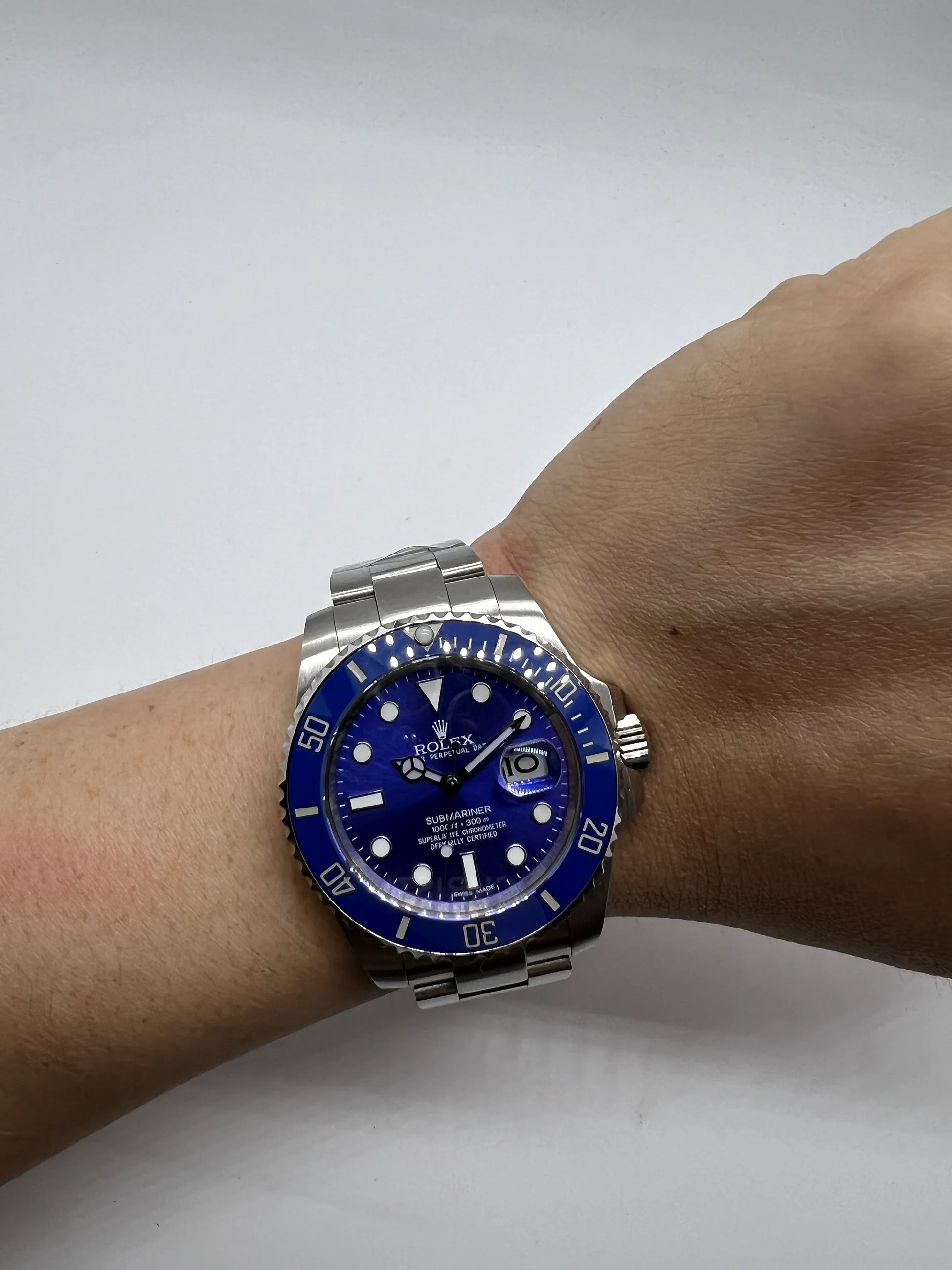 Relógio Rolex Submariner com mostrador azul e bezel azul, visto no pulso