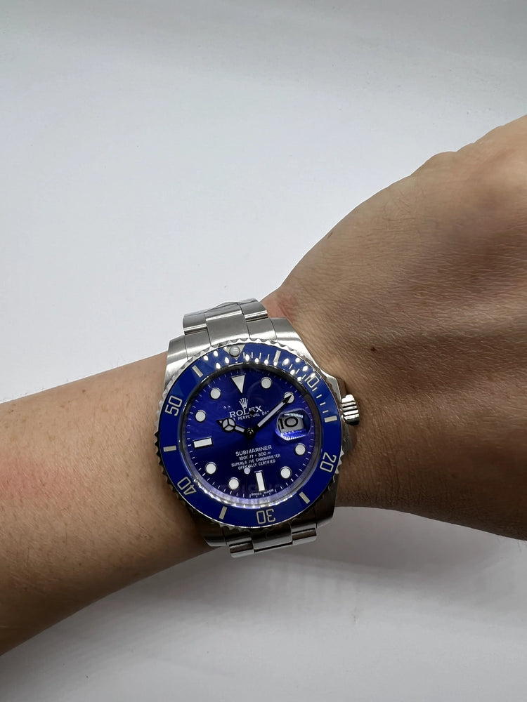 Relógio Rolex Submariner com mostrador azul e bezel azul, visto no pulso